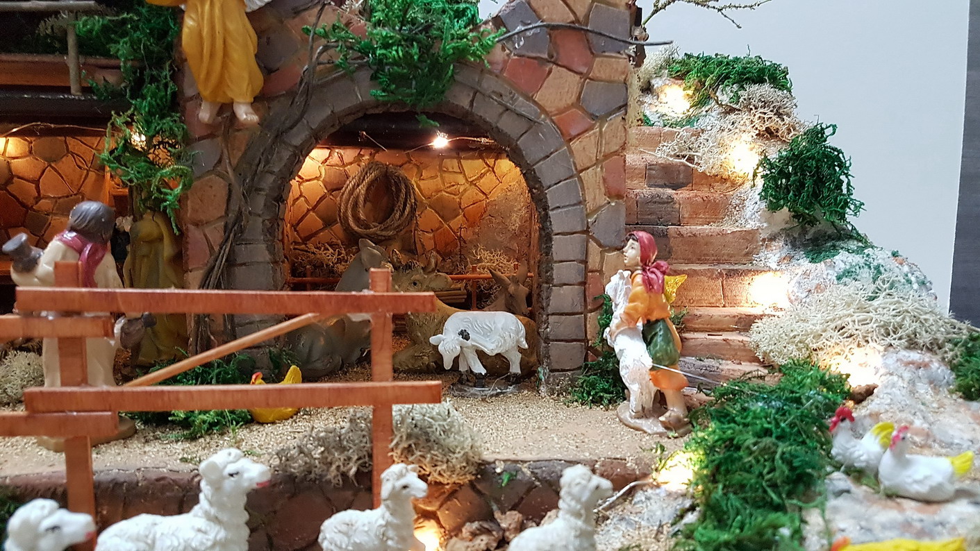 DIORAMA con AMBIENTAZIONE NATALIZIA (Nascita di Gesù) realizzato interamente a mano - immagine 3