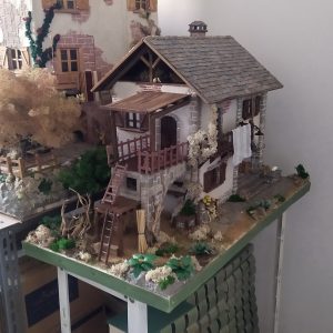 Diorama raffigurante casa rurale con forno per il pane