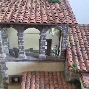 Grande diorama raffigurante PRESEPE in antico borgo italiano con fontana e torre.