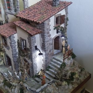 Grande diorama raffigurante PRESEPE in antico borgo italiano con fontana e torre.