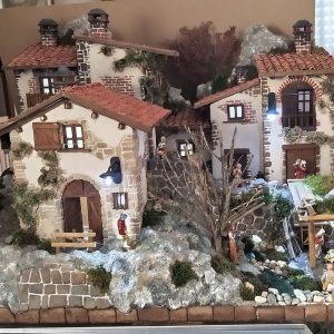 Grande diorama raffigurante PRESEPE in antico borgo italiano con capanna e ruscello